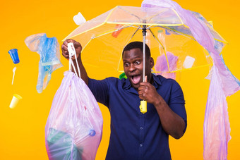 塑料回收问题生态环境灾难概念害怕男人。尖叫黄色的背景垃圾担心生态灾难