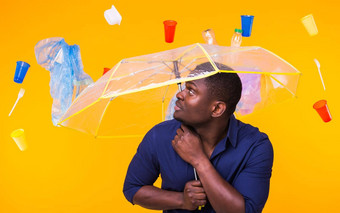 世界环境一天塑料回收问题环境灾难概念惊讶非洲美国男人。垃圾黄色的背景
