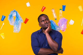 问题垃圾塑料回收<strong>污染环境</strong>概念非洲美国男人。垃圾黄色的背景思考生态