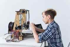 教育孩子们技术概念青少年男孩印刷打印机