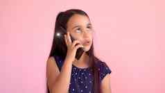 学龄前儿童女孩衣服持有移动电话孤立的粉红色的