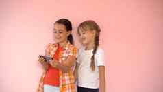 人孩子们技术朋友友谊概念快乐女孩智能手机坐着沙发首页