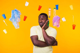 问题垃圾塑料回收污染环境概念非洲美国男人。垃圾黄色的背景思考生态