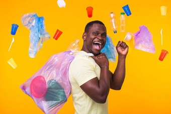 问题垃圾塑料回收污染环境概念有趣的男人。携带垃圾袋黄色的背景