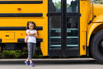 女孩背包黄色的学校公共汽车运输<strong>学生</strong>
