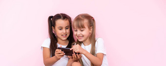 女孩智能手机粉红色的背景
