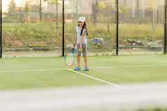 不错的女孩球拍手玩游戏网球