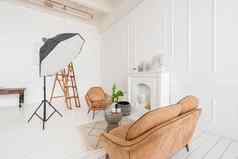 室内照片工作室早....光室内明亮的清洁室内设计奢侈品生活房间木地板壁炉沙发椅子粉刷墙