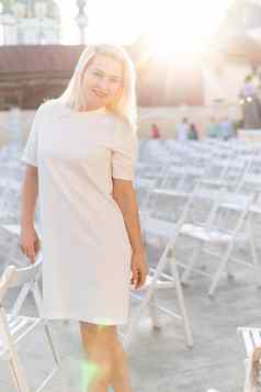 有吸引力的女人穿着白色衣服夏天开放空气剧院椅子春天街风格时尚趋势社会距离