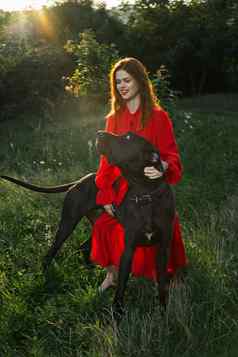女人红色的衣服场黑色的狗友谊有趣的