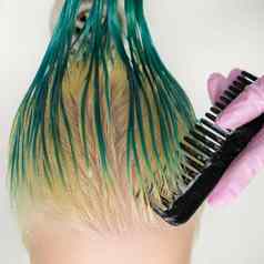 大倾角拍摄发型师梳理湿绿色变色头发洗头
