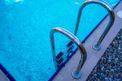 背景蓝色的透明的水游泳池领土酒店血统池扶手休息放松概念活跃的休息海