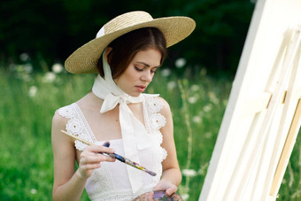 女人艺术家视图油漆调色板吸引了图片自然