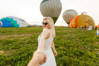 令人惊异的视图女人空气气球<strong>艺术图片</strong>美世界感觉完整的自由