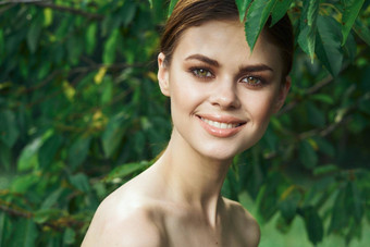 微笑女人绿色叶子清洁皮肤自然夏天特写镜头