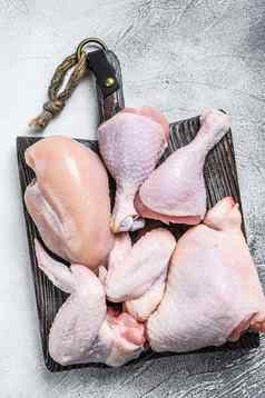 新鲜的生鸡肉翅膀乳房大腿鸡腿白色背景前视图