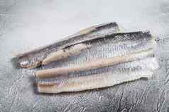 腌腌制海鲱鱼角白色背景前视图