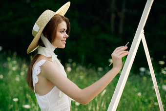 女人白色衣服油漆<strong>图片</strong>自然画架