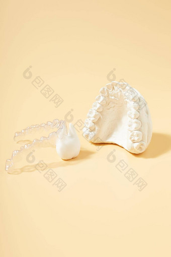 矫正牙科主题黄色的背景透明的看不见的牙科调整器牙套aplicable矫正牙科治疗