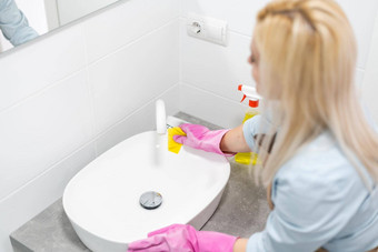 做家务国内生活方式女人家务浴室首页清洁洗盆地利用喷雾洗涤剂