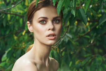 肖像女人绿色叶子清洁皮肤自然夏天生活方式