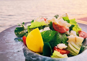 健康的饮食食物地中海厨房概念沙拉白色奶酪新鲜的绿色蔬菜板餐厅在户外