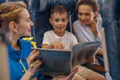 女飞行之前娱乐孩子董事会提供书读小屋机组人员提供服务家庭飞机