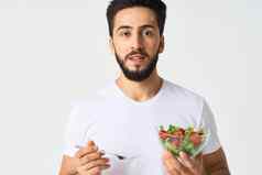 有胡子的男人。板蔬菜沙拉吃健康