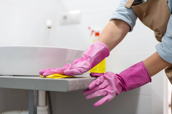 清洁清洁浴室水槽喷雾洗涤剂做家务春天清洁概念