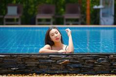 美丽的东南亚洲女人池放松
