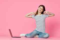 女人移动PC坐着地板上互联网在线技术购物