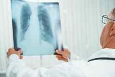 认不出来老医生检查x射线图像肺