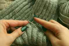 针织年轻的女士手针织针灰色羊毛卷女人手针织