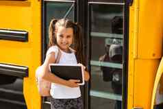 女孩背包黄色的学校公共汽车运输学生