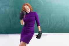 快乐老师穿黑色的拳击手套