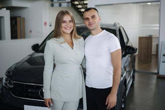 肖像美丽的年轻的夫妇快乐购买车<strong>车展</strong>厅女人胡斯男人。很高兴