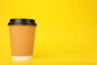 最小的作文棕色（的）纸板杯<strong>咖啡</strong>黄色的背景复制空间