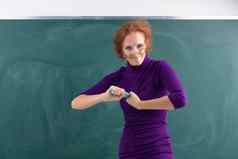 愤怒的老师扭破布黑板上