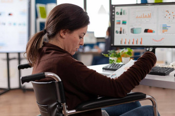 禁用瘫痪女商人轮椅分析市场营销报告