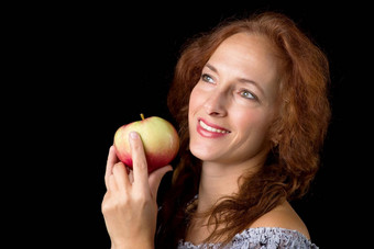 快乐的女人持有新鲜的苹果