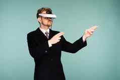 商人正式的穿穿虚拟现实眼镜指出手指