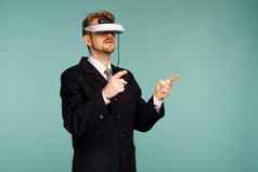 商人正式的穿穿虚拟现实眼镜指出手指