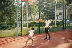 黑色的父亲儿子玩篮球篮球法院