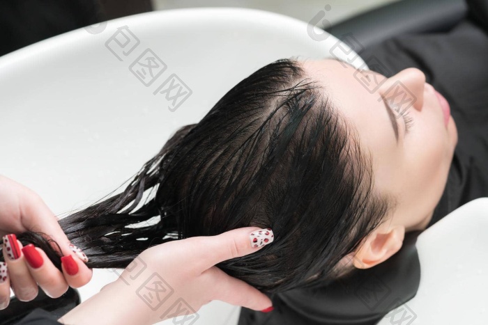 理发师的手洗长头发浅黑肤色的女人女人洗发