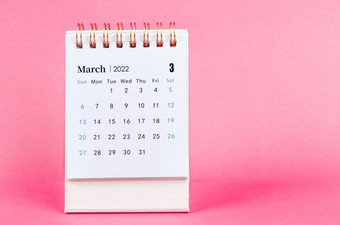 3月桌子上日历粉红色的背景