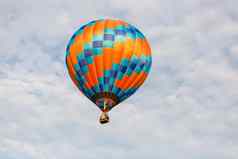 色彩斑斓的热空气气球飞行