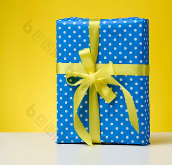 盒子包装节日蓝色的纸系丝绸<strong>黄</strong>色的<strong>丝带黄</strong>色的背景生日礼物惊喜
