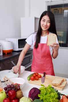 女人准备面包三明治烤面包机厨房房间