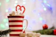 热可可棉花糖红白棒棒糖热巧克力棉花糖一年的杯背景多色的散景