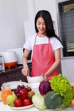 女人烹饪搅拌鸡蛋碗厨房房间